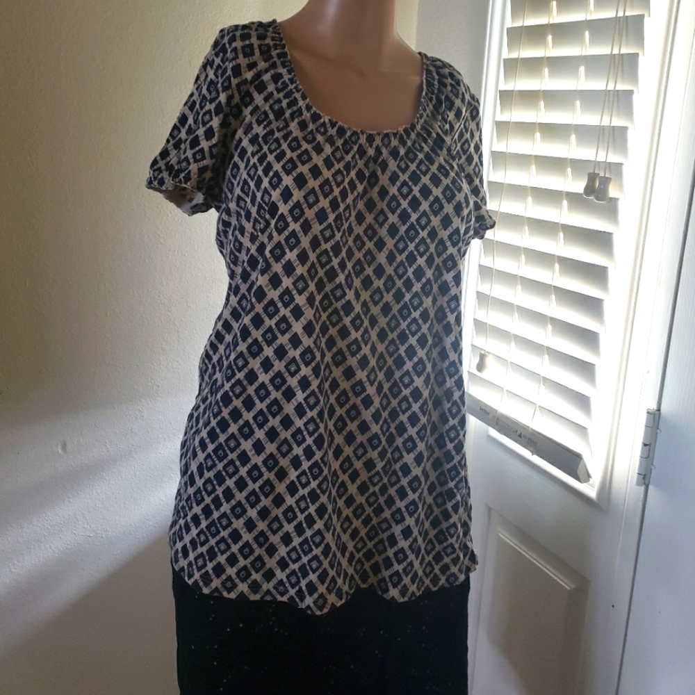 Nicole Miller M elastic scoopneck & arm hems diamond pattern top